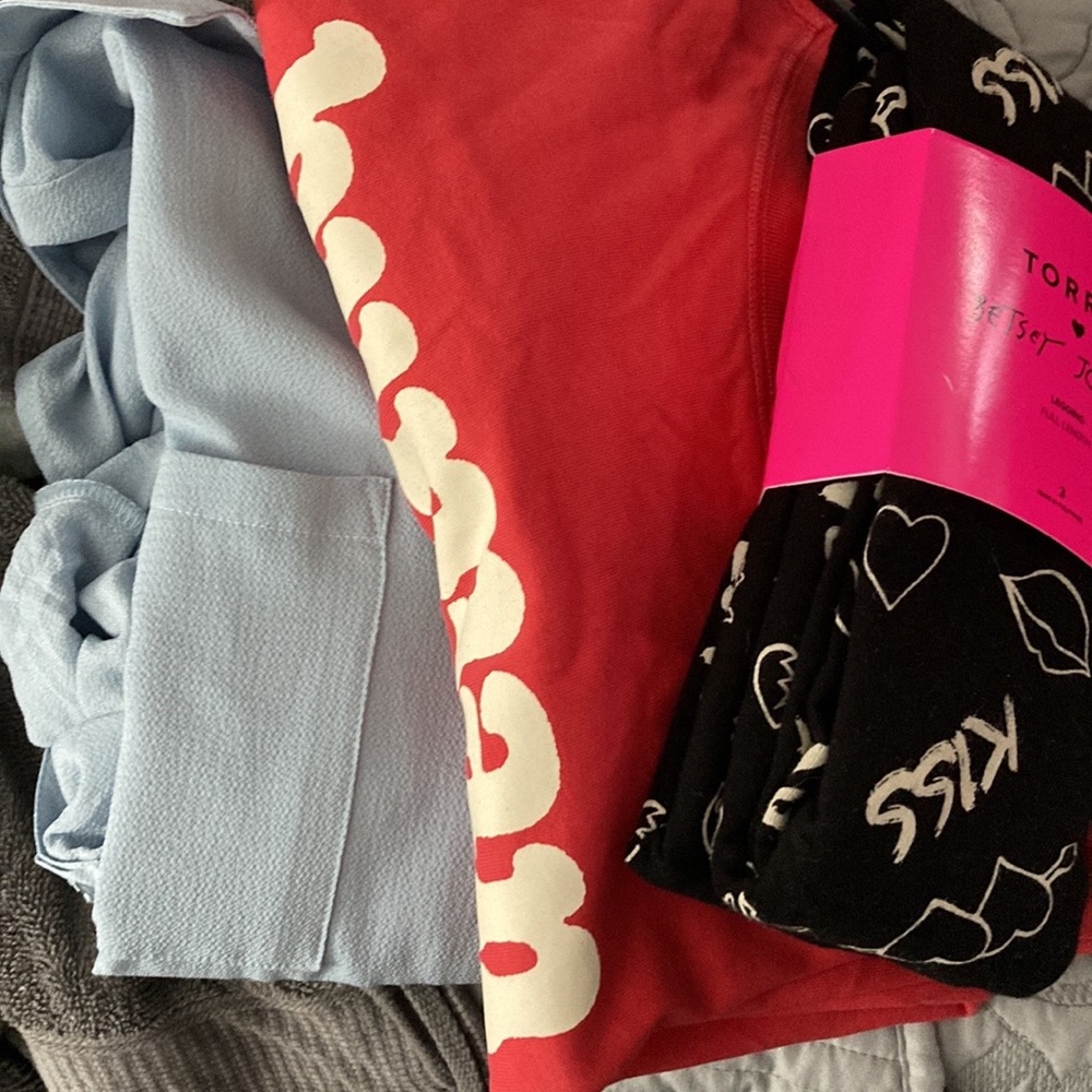 Blouse, tee, leggings